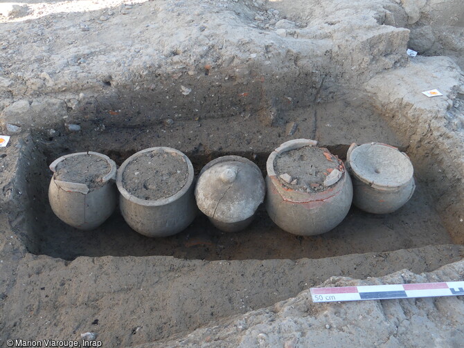 Tombe contenant cinq dépôts d’os crémés en vase ossuaire découverte à Narbonne (Aude).Une nécropole antique (1er au 3e siècle) a livré en 2019 des vestiges funéraires exceptionnels tant par leur nombre (près de 500 tombes) que par leur état de conservation. La plupart des fosses abritent principalement des urnes funéraires, la crémation étant la pratique courante pour la période, ainsi que du mobilier d'accompagnement.