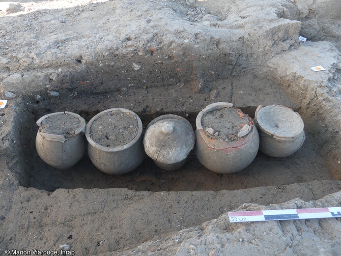 Tombe contenant cinq dépôts d’os crémés en vase ossuaire découverte à Narbonne (Aude).Une nécropole antique (1er au 3e siècle) a livré en 2019 des vestiges funéraires exceptionnels tant par leur nombre (près de 500 tombes) que par leur état de conservation. La plupart des fosses abritent principalement des urnes funéraires, la crémation étant la pratique courante pour la période, ainsi que du mobilier d'accompagnement.  