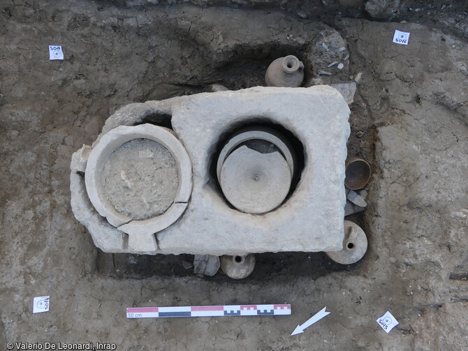 Coffre monolithe découvert dans une tombe contenant deux vases ossuaires, mis au jour à Narbonne (Aude). Une nécropole antique (1er au 3e siècle) a livré en 2019 des vestiges funéraires exceptionnels tant par leur nombre (près de 500 tombes) que par leur état de conservation. La plupart des fosses abritent principalement des urnes funéraires, la crémation étant la pratique courante pour la période, ainsi que du mobilier d'accompagnement.