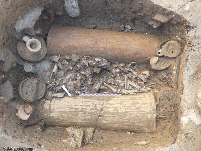 Dépôt d’os crémés en coffrage d’imbrices (tuiles) découvert dans une tombe au sein d'une nécropole antique(1er au 3e siècle) découverte à Narbonne (Aude).Elle a livré des vestiges funéraires exceptionnels tant par leur nombre (près de 500 tombes) que par leur état de conservation. La plupart des fosses abritent principalement des urnes funéraires, la crémation étant la pratique courante pour la période, ainsi que du mobilier d'accompagnement.    