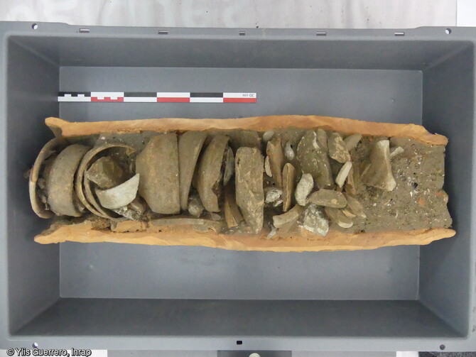 Coupelles empilées dans le segment inférieur d'un conduit d'une tombe bûcher découvertes au sein d'une nécropole antique à Narbonne (Aude). Elle a livré des vestiges funéraires exceptionnels tant par leur nombre (près de 500 tombes) que par leur état de conservation. La plupart des fosses abritent principalement des urnes funéraires, la crémation étant la pratique courante pour la période, ainsi que du mobilier d'accompagnement.