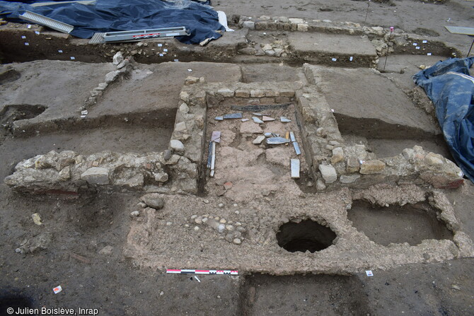 Triclinium (salle à manger ou salle de réception) avec, au premier plan, une des fosses contenant un conduit à libation découverte sur la fouille de Narbonne (Aude).    