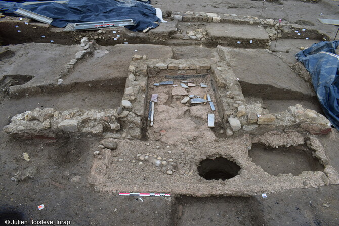 Triclinium (salle à manger ou salle de réception) avec, au premier plan, une des fosses contenant un conduit à libation découverte sur la fouille de Narbonne (Aude).