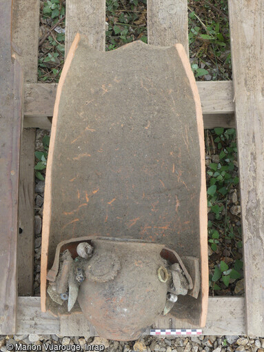 Conduit réceptacle contenant un dépôt de résidus et un dépôt d’objets mis en place sur le vase ossuaire et couverts par une coupe en sigillée à l’envers, découverts su sien d'une nécropole antique à Narbonne (Aude).Une nécropole antique (1er au 3e siècle) a livré des vestiges funéraires exceptionnels tant par leur nombre (près de 500 tombes) que par leur état de conservation. La plupart des fosses abritent principalement des urnes funéraires, la crémation étant la pratique courante pour la période, ainsi que du mobilier d'accompagnement.   