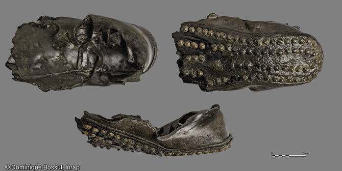 Chaussures romaines découvertes dans le chenal canalisé de la Lys sur la fouille de Thérouanne (Pas-de-Calais) en 2023.Le site, préservé par les alluvions, a livré les vestiges d'un canal aménagé, d'un atelier de verrier et un abondant mobilier (métal, cuir, os fragments de meule) dans un remarquable état de conservation.