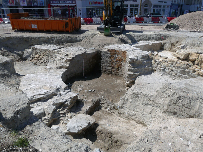 L'intérieur de la tour mise au jour à Cherbourg (Manche), en 2023.Un ensemble de maçonneries d’époques médiévale et moderne, en particulier une tour et un tronçon de rempart médiéval, ainsi qu’un bâtiment moderne inconnu jusqu’à ce jour y ont été mis au jour.  