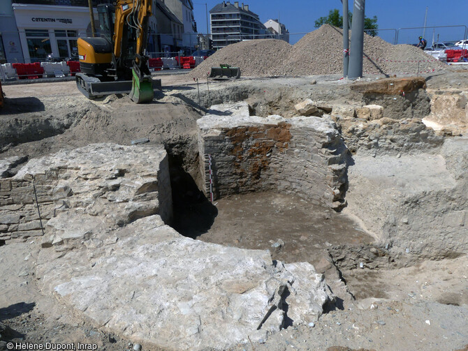 L'intérieur de la tour mise au jour à Cherbourg (Manche), en 2023.Un ensemble de maçonneries d’époques médiévale et moderne, en particulier une tour et un tronçon de rempart médiéval, ainsi qu’un bâtiment moderne inconnu jusqu’à ce jour y ont été découverts.