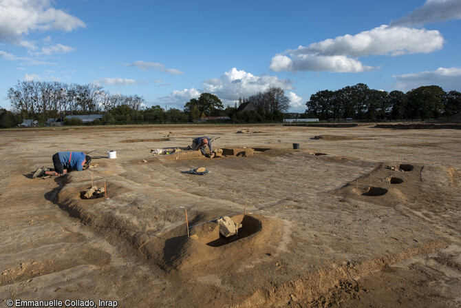Fouille manuelle des vestiges néolithiques de la fouille de Châteaugiron (Ille-et-Vilaine), 2023. Les archéologues ont pu mettre en évidence une succession d’occupations humaines, du Néolithique au haut Moyen Âge, révélant plus de 6 000 ans d’histoire.
