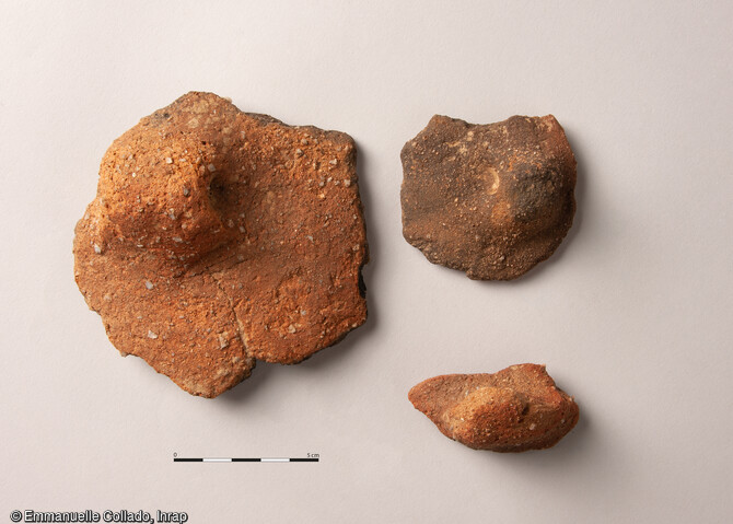 Tessons de céramique du Néolithique découverts sur la fouille de Châteaugiron (Ille-et-Vilaine), 2023.  Les archéologues ont pu mettre en évidence une succession d’occupations humaines, du Néolithique au haut Moyen Âge, révélant plus de 6 000 ans d’histoire.  