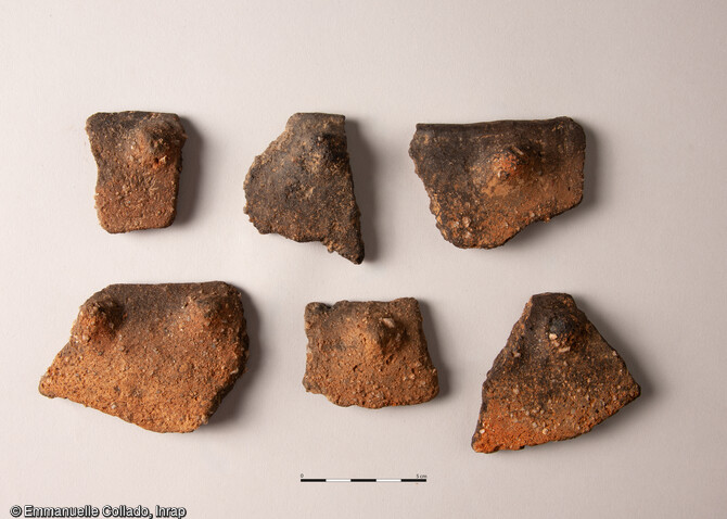 Tessons de céramique du Néolithique découverts sur la fouille de Châteaugiron (Ille-et-Vilaine), 2023.  Les archéologues ont pu mettre en évidence une succession d’occupations humaines, du Néolithique au haut Moyen Âge, révélant plus de 6 000 ans d’histoire.