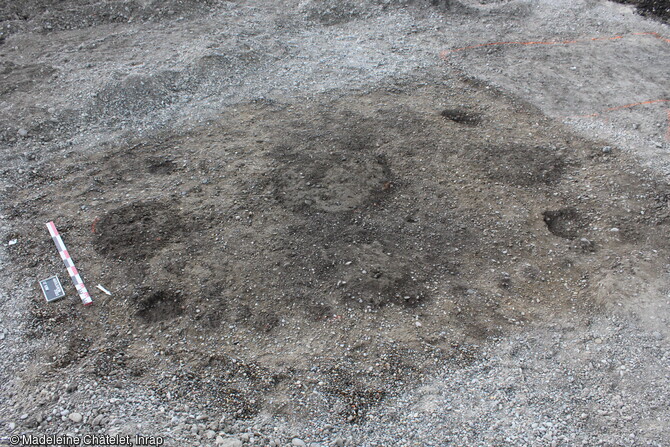 Fond de cabane médiéval à six poteaux sur le site d'Algolsheim (Haut-Rhin).  Dimensions : 4,05 x 2,90 m. 