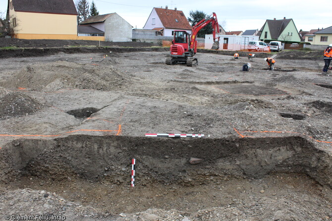 Tranchée de fondation du rempart découvert sur le site. Coupe longitudinale avec ses trous de poteau.