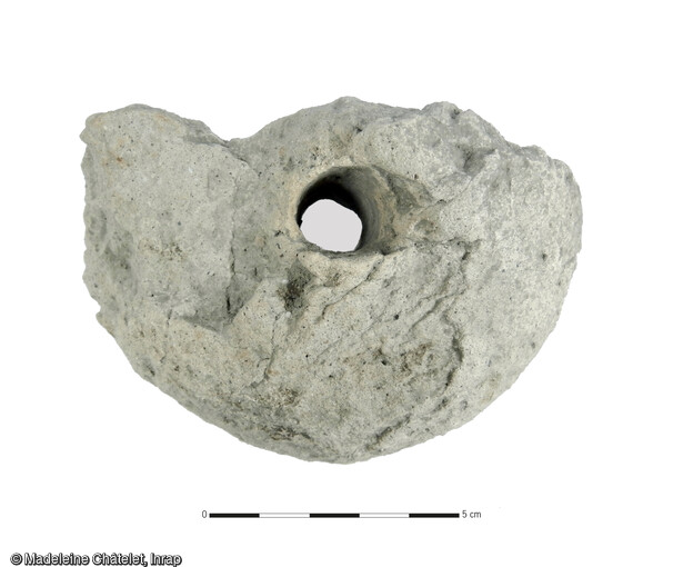 Moitié de peson de section ovale à circulaire en terre cuite blanche découvert dans une cabane médiévale avec faible quantité d’inclusions fines siliceuses. VIIIe/Xe s.  D. 8.3 cm ; ép.> 6 cm ; poids. 196 gr 