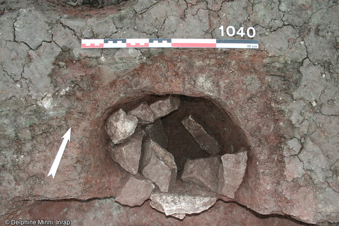 Vue en plan du creusement d'un trou de poteau avec son calage de pierres témoins de l'occupation protohistorique.
