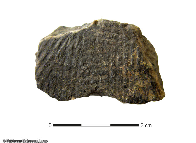 Fragment de panse d'une céramique attribuée à l'âge du Fer et découvert dans une des fosses protohistoriques du site.