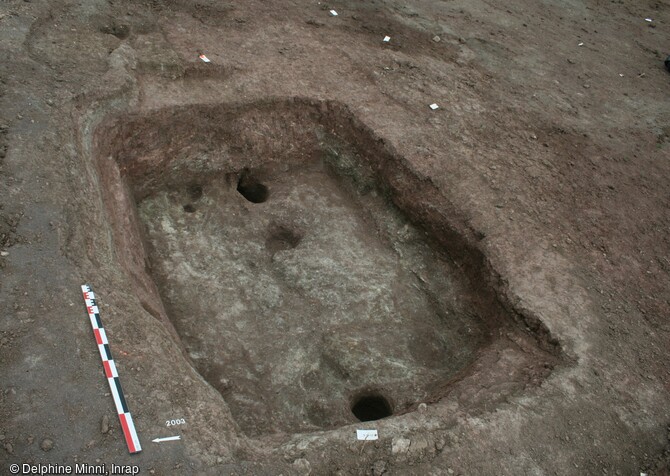 Vue générale d'une des 31 cabanes médiévales mises au jour sur le site de Bergbieten (Bas-Rhin). La fonction de cette fosse est mal définie et il pourrait s'agir d'une cave. Dim. 3,40 x 2,90 m. / Prof. 0,95 m. 