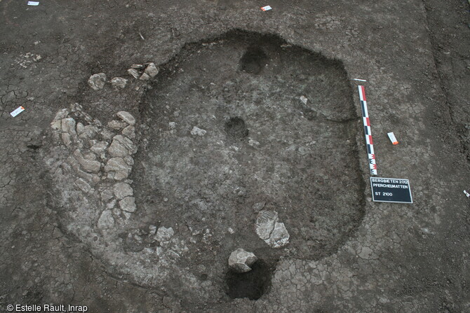 Fouille complète d'une des 31 cabanes semi-enterrées médiévales (Xe/XIIe s.) mises au jour à Bergbieten (Bas-Rhin). Son plan est ovale, contrairement à la majorité des cabanes du site qui présentent un plan rectangulaire, et est creusée dans un affleurement calcaire. Dim. 2,67 x 1,92. Prof. 0.27 m.