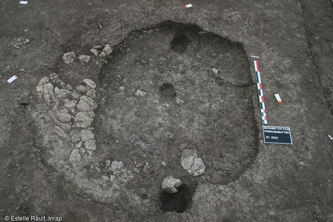 Fouille complète d'une des 31 cabanes semi-enterrées médiévales (Xe/XIIe s.) mises au jour à Bergbieten (Bas-Rhin). Son plan est ovale, contrairement à la majorité des cabanes du site qui présentent un plan rectangulaire, et est creusée dans un affleurement calcaire. Dim. 2,67 x 1,92. Prof. 0.27 m.