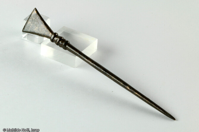 Stylet médiéval découvert lors des fouilles de l'ancienne abbaye de Beaumont à Tours (Indre-et-Loire). Objet distribué à chaque religieuse au moment de la prononciation de ses vœux. Utilisé pour écrire sur des tablettes de cire. La partie pointue sert à inciser la cire des tablettes et l'extrémité opposée est utilisée pour lisser la cire et effacer les écritures. 