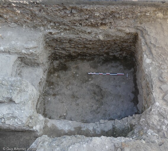 Vue générale de la récupération d'une des piles maçonnée de l'ancienne église Saint-Genès à Clermont-Ferrand (Puy-de-Dôme). Elle pourrait être liée à l'une des phases de sa construction dont la fondation serait datée du VIIe siècle et qui a été démantelée en 1794. 