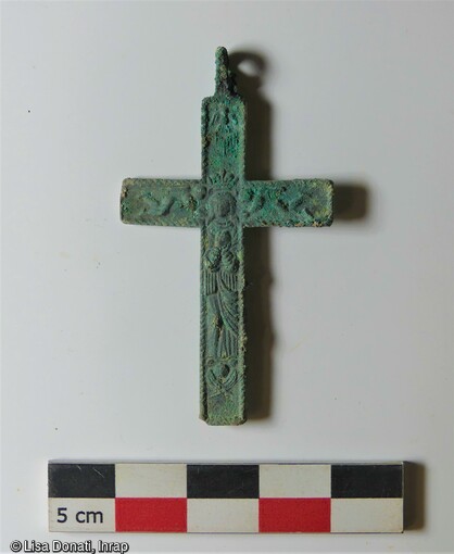 Pendentif cruciforme découvert dans une sépulture d'époque carolingienne de l'ancienne église Saint-Genès à Clermont-Ferrand (Puy-de-Dôme).