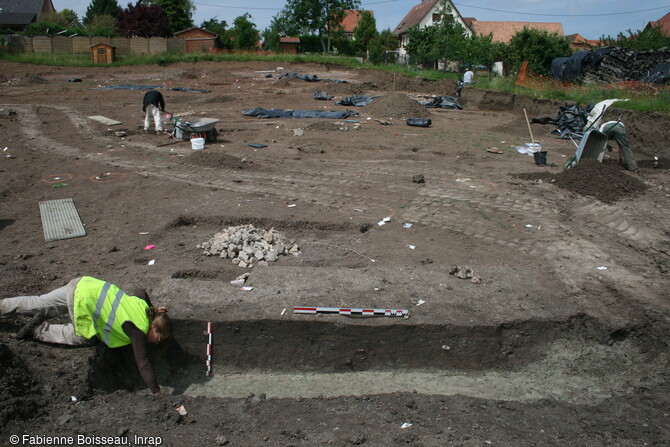 Fouille mécanique d'une cabane semi-enterrée médiévale découverte sur le site de Bergbieten (Bas-Rhin). Dim. 3,78 x 2,32 m. Prof. 0.59 m. Surf. 8.76 m² 
