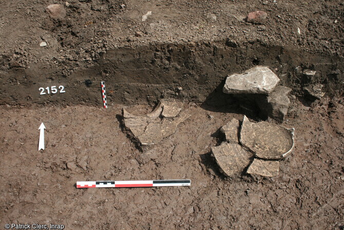 Détail de fragments de céramique médiévale découverts dans le creusement d'une cabane semi-enterrée.