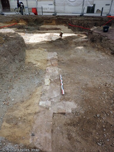 Vue d'un bâtiment médiéval découvert sur le site de Strasbourg (Bas-Rhin). Le bâtiment n’a pu être entièrement dégagé car il se trouve pour partie hors emprise et d’autre part endommagé par le passage de réseaux enterrés. Sa longueur a été estimée de 9,70 m pour une largeur supérieure à 3,60 m.