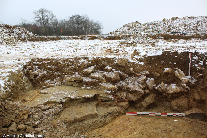 Ce drain, chaîné au mur de la cave antique découverte sur le site, a certainement servi à l’évacuation du trop-plein en cas de remontées des eaux souterraines. 