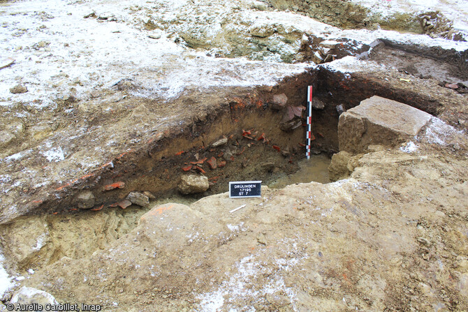 Coupe réalisée dans la cave antique qui a motivé la prescription de fouille sur le site de Drulingen (Bas-Rhin).