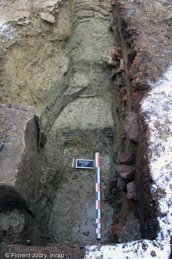 Vue de la descente d'accès à la cave antique du site de Drulingen (Bas-Rhin). Elle semble posséder des marches simplement creusées dans le substrat, sans aménagement particulier visible lors de la fouille.
