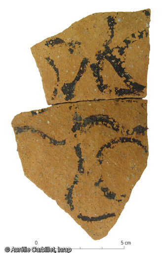 Fragment de pot en sigillée avec décor d'ocelles provenant de la cave antique du site de Drulingen (Bas-Rhin). 