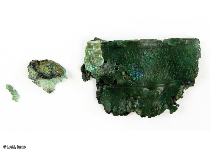 fragment de plomb plat à fonction indéterminé découvert dans la cave antique du site de Drulingen (Bas-Rhin) (ép. 0,4 cm ; 18 g.).