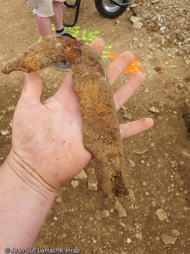 Serpette découverte lors du décapage du fossé d'enclos bordant les cultures de l'exploitation agricole, des Ier et IIe siècles de notre ère à Frénouville (Calvados). 