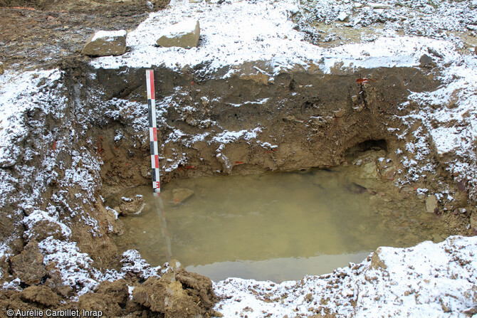 Remontée de l’eau dans le sondage réalisé dans la cave antique découverte sur le site de Drulingen (Bas-Rhin).