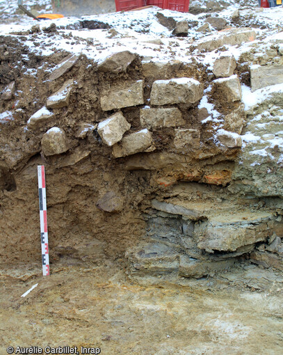 Détail du mur ouest de la cave antique découverte sur le site de Drulingen (Bas-Rhin).