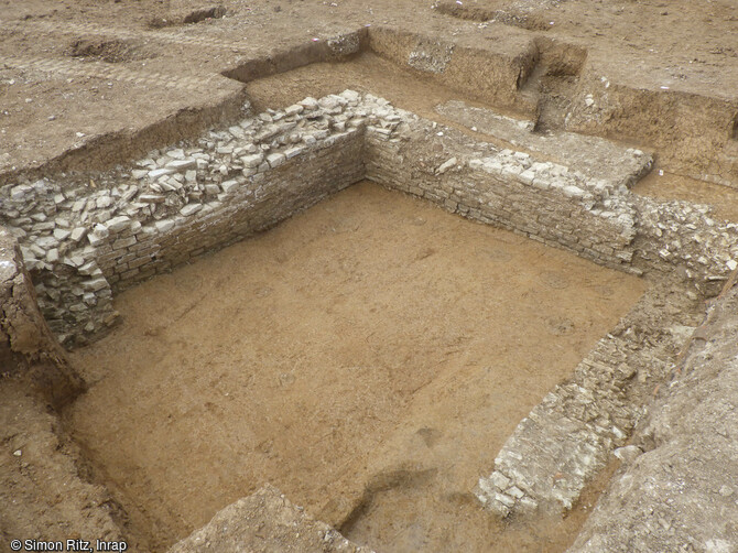 Vue générale de la cave de la résidence du Haut-Empire à Lemud (Moselle) en fin de fouille. Les portions manquantes du parement de la cave ont été récupérées dès l'Antiquité tardive. 