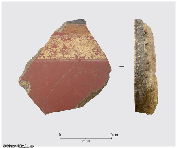 Un fragment d'enduit peint découvert dans la cave de la villa antique de Lemud (Moselle). On distingue, sur la vue de profil, de la terre crue adhérant à l'enduit à la chaux. 