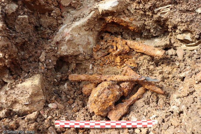 Le lot d'outils en fer lors de la découverte dans la cave de la villa antique de Lemud (Moselle). Ces outils sont liés au domaine de la construction (burin, ciseau, gouge...) datant de l'abandon de la villa au IVe siècle de notre ère. 