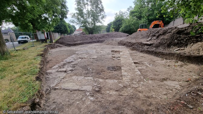 Vue générale de la fouille de Vic-sur-Seille (Moselle) à l'issue du décapage. La porte du château épiscopal est visible à l'arrière-plan (à gauche). 