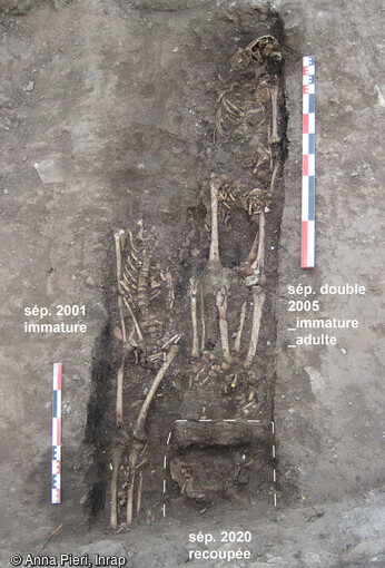 Vue générale vers l'ouest de 3 sépultures appartenant à un cimetière de type paroissial (VIIe-XIIe s.) mises au jour lors d'un diagnostic à Vic-sur-Seille (Moselle).