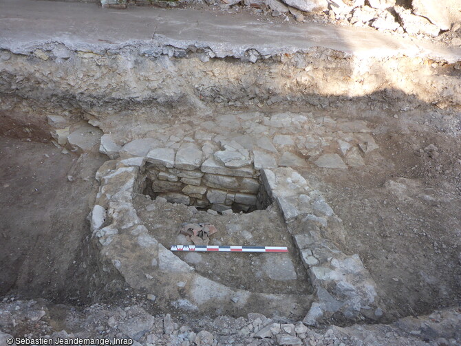 Plan partiel de la fondation d'une tour en fer à cheval d'origine médiévale de l'enceinte castrale (en arrière plan) et d'un quart de rond (au premier plan) découverts lors d'un diagnostic à Vic-sur-Seille (Moselle).