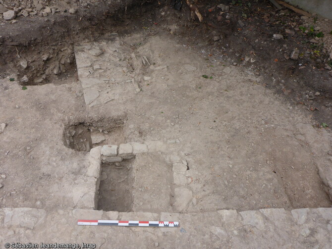 Vue de la fouille du logis épiscopal de l'époque moderne de Vic-sur-Seille (Moselle). Exemple de relations stratigraphiques, vers le sud. le regard maçonné est appuyé contre le mur du bas et coupe le mur du haut partiellement récupéré. 