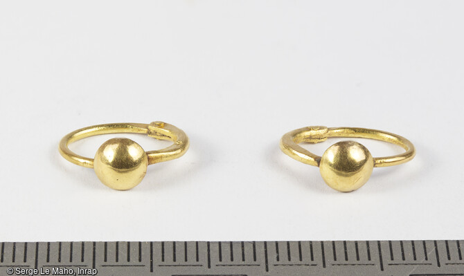 Boucles d'oreilles en or découvertes dans la sépulture 717 du cimetière du XVIIIe s. à Yvetot (Seine-Maritime). 