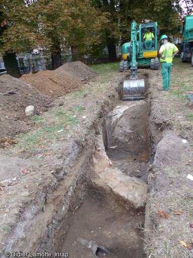 Découverte du bassin dans le parc du tribunal de grande instance de Nevers (Nièvre) en 2023. Le tribunal occupe les anciens bâtiments du palais épiscopal. Une partie de ces bâtiments furent reconstruits en lieu et place des anciens bâtiments dans la deuxième moitié du XVIIIe siècle. C'est probablement à cette époque que le terrain est rehaussé, remblayé de plus d'un mètre et que date le bassin découvert au milieu du parc du tribunal. 