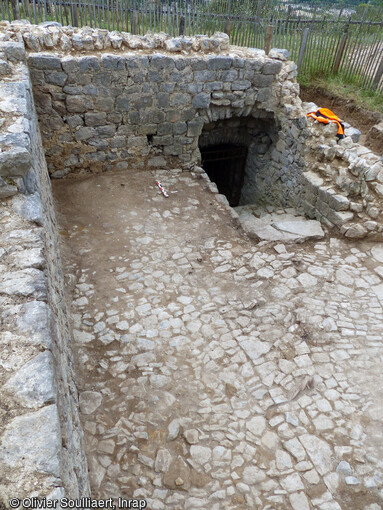 L'escalier d'accès, mis au jour lors de la fouille du château de Clermont-L'Hérault (Hérault) en 2023. Il conduit à une pièce de stockage située en contrebas et implantée lors d'une phase d'extension de la terrasse castrale sommitale. 