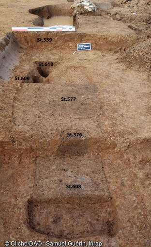 Structure de type trous de poteaux et fosses matérialisant l'emprise d'un enclos palissadé dans le sanctuaire gallo-romain à Estrées-Saint-Denis (Oise), 2014. 