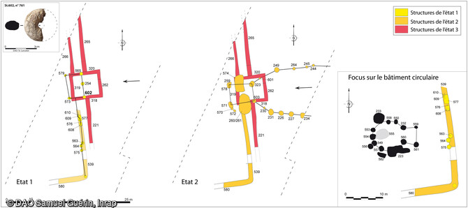 Évolution de l'enclos consacré et focus sur le bâtiment de plan circulaire dans le sanctuaire mis au jour à Estrées-Saint-Denis (Oise), 2014. Le deuxième état de construction paraît indiqué une transformation de l'espace palissadé en un enclos fossoyé. Selon le mobilier retrouvé, cet enclos aurait été occupé de 50-30 av. J.-C. jusqu'en 54 apr. J.-C. 