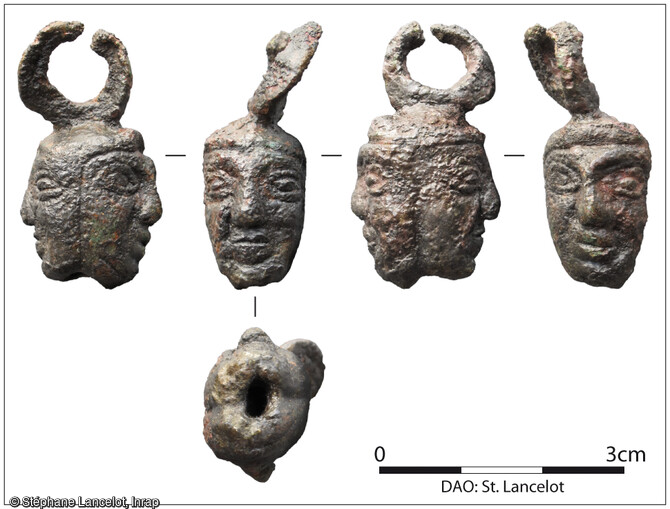 Objet singulier à l'effigie de Janus, le dieu aux deux visages mais aussi dieu des commencements, des passages et des portes mis au jour au niveau de la tour-porche (St.260), à l'entrée de l'enclos du sanctuaire gallo-romain d'Estrées-Saint-Denis (Oise), 2014. 