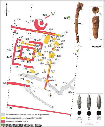 Évolution du temple du sanctuaire d'Estrées-Saint-Denis (Oise), 2014. Du temple en bois (50-30 av. J.-C. - entre 27 av. J.-C. et 68 apr. J.-C.) vers le temple maçonné, appelé fanum (1er s. apr. J.-C., désaffecté durant la première moitié du 3e s.). En haut à droite : fragment d'orle de bouclier découvert dans St 126 et talon de lance découvert dans le temenos ; en bas à droite : petits objets indéterminés en forme de noyau d'olive découverts dans St.437 et 445. 